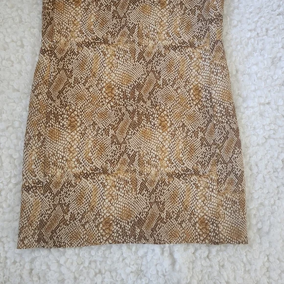 Aritzia Babaton Patricio Dress Wmn 4 Snake Python Print Short Sleeve Mini Shift - Picture 8 of 15